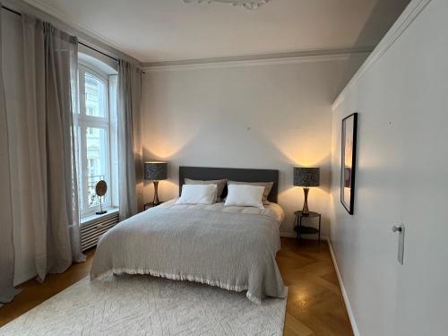 Llit o llits en una habitació de Helle Altbauwohnung mit Balkon im Briller Viertel