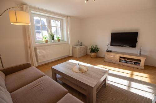 a living room with a couch and a tv at Landruhe in Dreschvitz