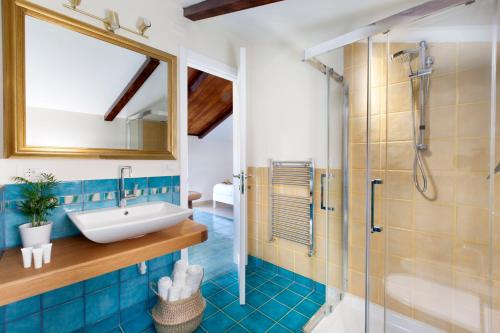 y baño con lavabo y ducha. en Maison Villa Angela, en SantʼAgata sui Due Golfi