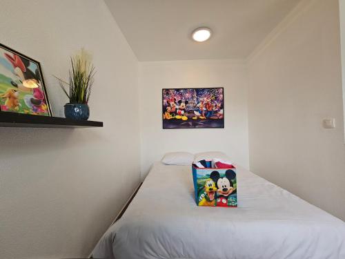 - une chambre avec un lit et un oreiller dans l'établissement Appartement Disneyland Paris Montevrain, à Montévrain