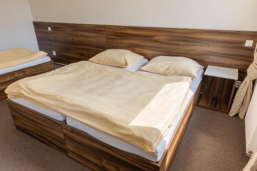 מיטה או מיטות בחדר ב-Horský apartmán přímo u sjezdovky Kouty nad Desnou