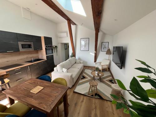 un salon avec un canapé et une table dans l'établissement Louis XIII, Le Somail., à Ginestas