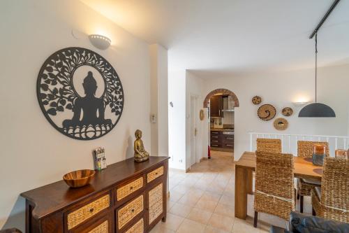 a kitchen and dining room with a dining table at Siempre Verde in Alcaucín