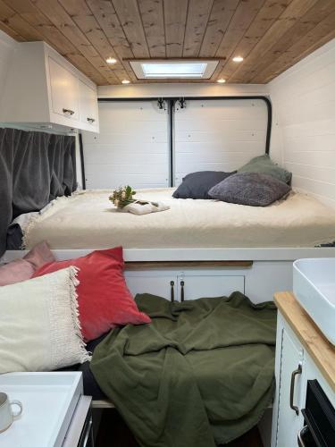 Camper "Don Fuego" tesisinde bir odada yatak veya yataklar