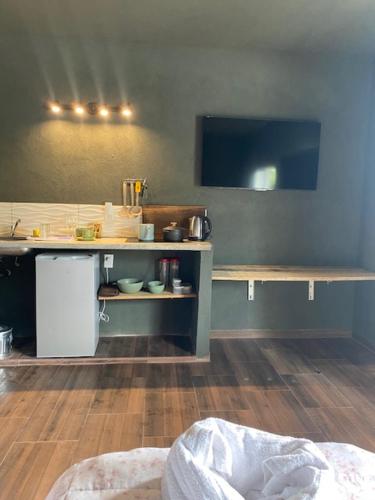 a kitchen with a counter and a table with a refrigerator at lo de lucio in Almafuerte