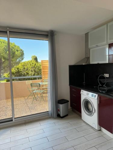 Il dispose d'un balcon et d'une cuisine équipée d'un lave-linge. dans l'établissement Appartement t2 résidence cap liouquet, à La Ciotat