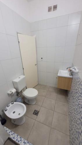 uma casa de banho com um WC e um lavatório em Maktub Alta Gracia, Complejo para Turistas em Alta Gracia