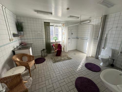 a bathroom with a sink and a toilet at Ekängens Pensionat Garde in Ljugarn