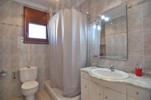 エンプリアブラバにあるRNET - Requesens Empuriabravaのバスルーム(トイレ、洗面台、鏡付)