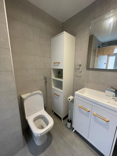 bagno con servizi igienici bianchi e lavandino di Bellalona a Granada