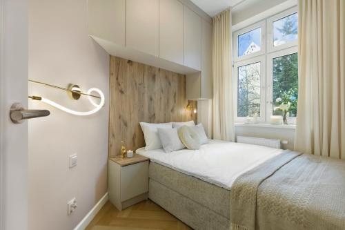 Habitación pequeña con cama y ventana en Elite Apartments Grobla Center, en Gdansk