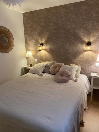 Ένα ή περισσότερα κρεβάτια σε δωμάτιο στο La petite bastide de Provence