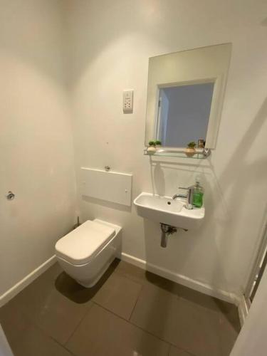 uma casa de banho branca com um WC e um lavatório em Sleep6 Flat at Iconic Piccadilly circus VR6 em Londres