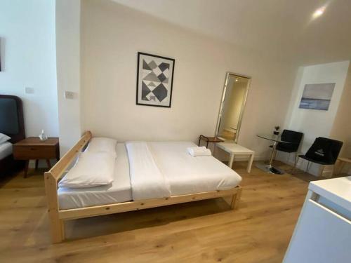 um quarto com uma cama num quarto com pisos em madeira em Sleep6 Flat at Iconic Piccadilly circus VR6 em Londres