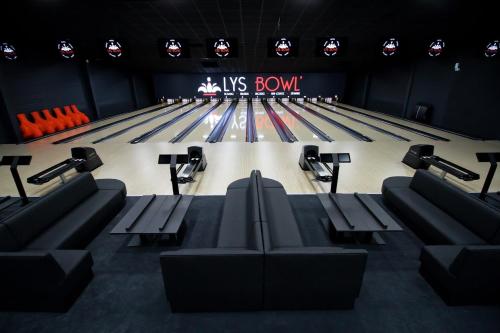 a bowling alley with bowling lanes and a bowling alleyukong at A la campagne chez l'habitant in Germainville