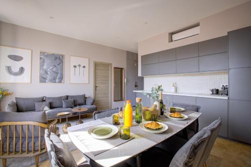 une cuisine et un salon avec une table et des chaises dans l'établissement Magnifique 4 pièces Forville - Proche Palais des Festivals, à Cannes