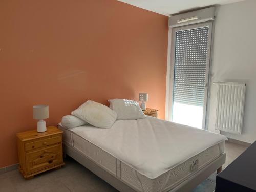 Schlafzimmer mit einem Bett und einem Fenster in der Unterkunft Le Saint Barnabé in Marseille