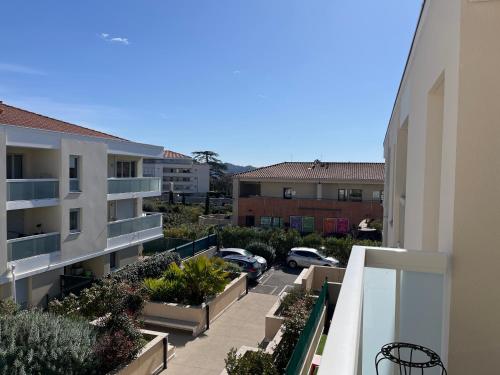 einen Blick vom Balkon eines Apartmentgebäudes in der Unterkunft Le Saint Barnabé in Marseille