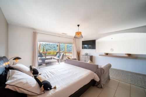 ein Schlafzimmer mit einem großen Bett mit ausgestopftem Hund drauf in der Unterkunft Villa Noham in Vivès