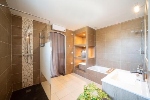 une salle de bain avec douche et lavabo dans l'établissement Villa Noham, à Vivès