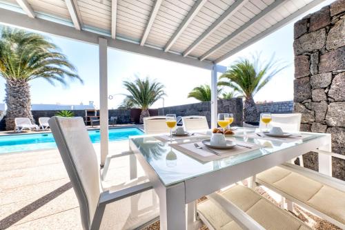 Blue Waves House - Heated Pool, BBQ and Bicycles By Lanzarote Vacation Homes