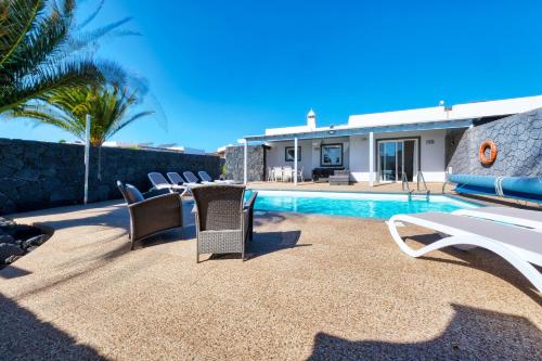 Blue Waves House - Heated Pool, BBQ and Bicycles By Lanzarote Vacation Homes