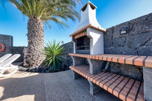 Blue Waves House - Heated Pool, BBQ and Bicycles By Lanzarote Vacation Homes