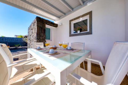 Blue Waves House - Heated Pool, BBQ and Bicycles By Lanzarote Vacation Homes