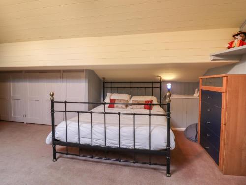 a bedroom with a black bed in a room at Bride Cross Granary in Otley