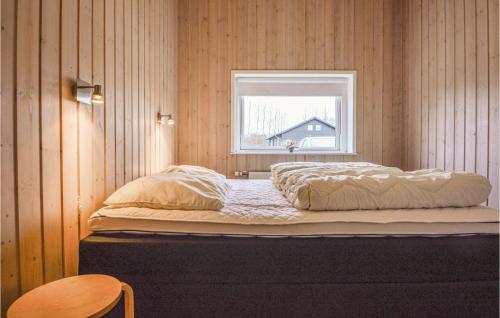 uma cama num quarto com uma janela em Cozy Home In Haderslev With Kitchen em Årøsund