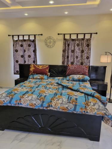 Postel nebo postele na pokoji v ubytování AJALA Lodge Executive Suite