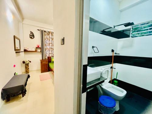 a bathroom with a sink and a toilet at Ambuluwawa View Inn in Gampola