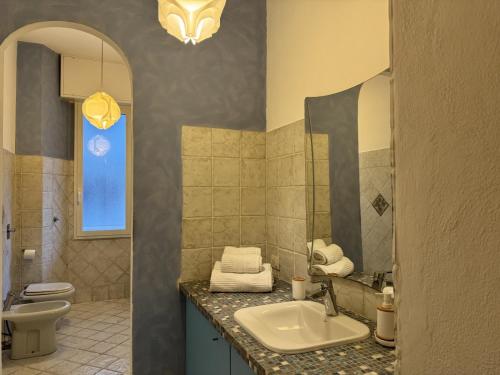 uma casa de banho com um lavatório e um WC em Accomodo MIB52 Bivano Porta Genova em Milão