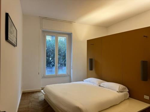 um quarto com uma cama grande e uma janela em Accomodo MIB52 Bivano Porta Genova em Milão