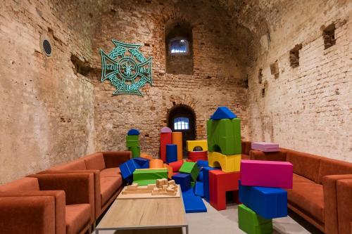 una habitación con sillas y una mesa con legos coloridos en Twierdza Srebrna Góra Donżon, en Srebrna Góra