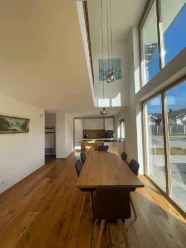 タイゼンドルフにあるFerienwohnungen Vogelauの木製テーブルと椅子付きの広いダイニングルーム