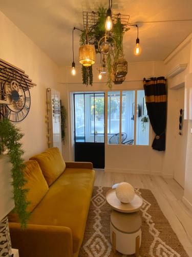 un salon avec un canapé et une table dans l'établissement RELAX, à Le Touquet-Paris-Plage