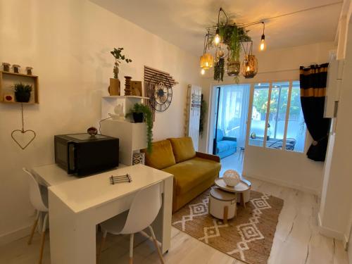 un salon avec un canapé et une table dans l'établissement RELAX, à Le Touquet-Paris-Plage