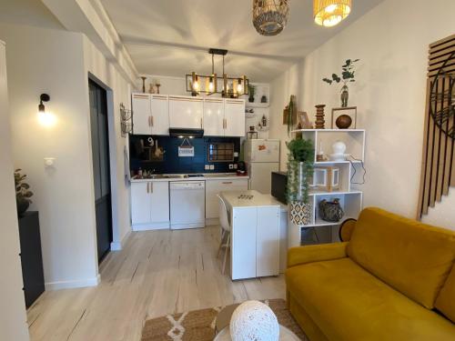 un salon avec un canapé et une cuisine dans l'établissement RELAX, à Le Touquet-Paris-Plage
