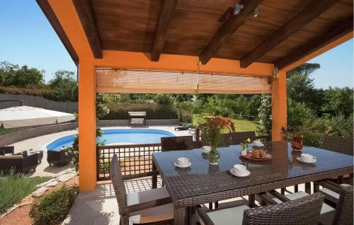 Πισίνα στο ή κοντά στο Nice Home In Karojba With Sauna