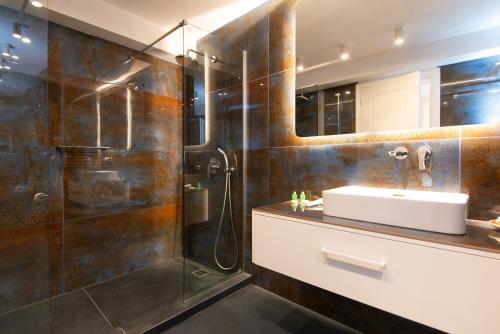 un baño con lavabo y ducha en White and black Suites Triple, en Sifnos