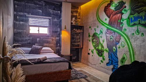 Un lugar para sentarse en Urban Hostal San Gil- Piscina Restaurante Bar