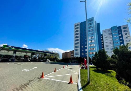 um parque de estacionamento com cones laranja em frente a um edifício em Nairda apartament em Suceava