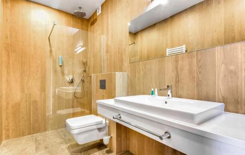 een badkamer met een wastafel, een toilet en een douche bij 2 Bedroom Gorgeous Apartment In Hel in Hel