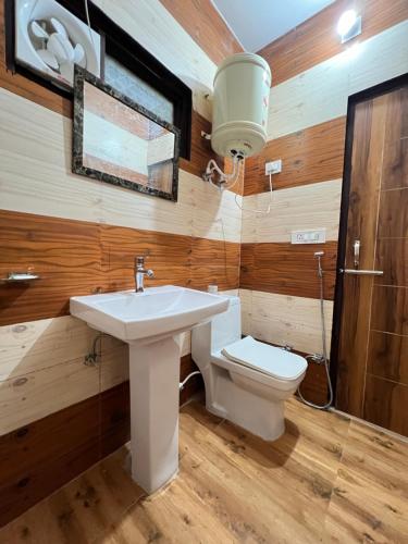 Canadian Cottage Dalhousie في دالهوزي: حمام مع حوض ومرحاض