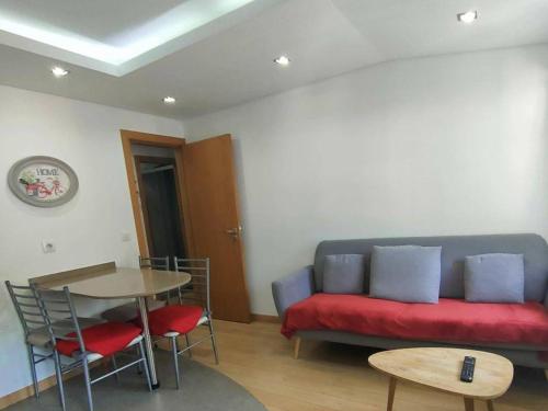 un salon avec un canapé et une table dans l'établissement Appartement 3 pièces à Cauterets, proche thermes et télécabine, avec wifi et parking - FR-1-234-144, à Cauterets