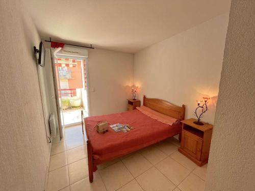 une petite chambre avec un lit et une fenêtre dans l'établissement Spacieux T2 avec grande terrasse à Saint-Raphaël, proche mer et gare, garage inclus - FR-1-226A-102, à Saint-Raphaël