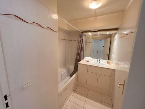 une salle de bain avec un lavabo, une baignoire et des toilettes dans l'établissement Spacieux T2 avec grande terrasse à Saint-Raphaël, proche mer et gare, garage inclus - FR-1-226A-102, à Saint-Raphaël
