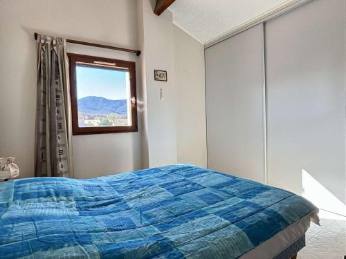 une chambre avec un lit bleu et une fenêtre dans l'établissement Maison 4 pièces avec terrasse et parking privé, proche plage et commerces à Argelès-sur-Mer - FR-1-225-450, à Argelès-sur-Mer