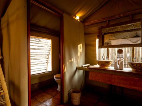 un bagno con wc e finestra di Evolve Back Kalahari a Central Kalahari
